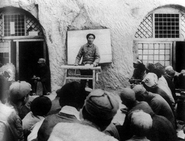 中共中央举行洛川会议 决定游击战抗日